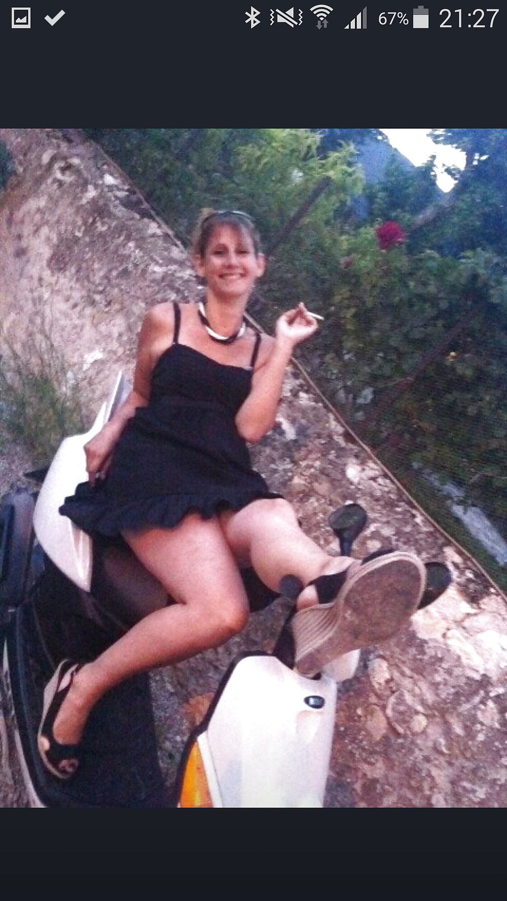 Venez voir une fille épilée intégralement qui veut sucer un mec vicieux